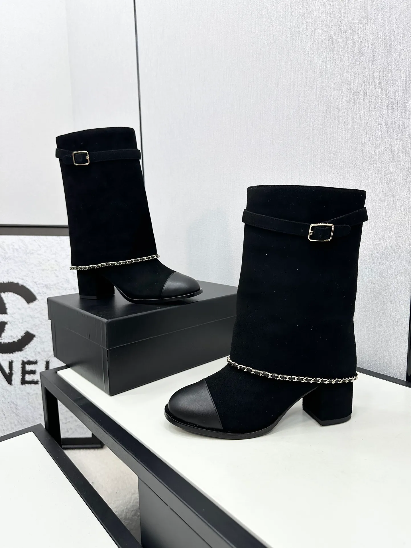👟👟Ex-factory price 740👟👟Chanel🆕 24b new double c autumn and winter boots Chanel autumn and winter heavy industry explosive short boots🔥 Xiaohongshu highly recommends this style, it looks good with any combination, a must-have for fashion, Ms. Chanel loves simple and irresistible styles💋Coloring shows a unique style, free mix and match to shine⚡️Follow the fashionable steps of the tight-flavored grandma! ! ! Enlarge the exquisite details to see ✔Original molded hardware buckle ✔Top version made by purchasing agent★The upper is made of original Yangjing cowhide, sheepskin lining, sheepskin feet, code number 35-40 (40, 41 customization is not returnable)